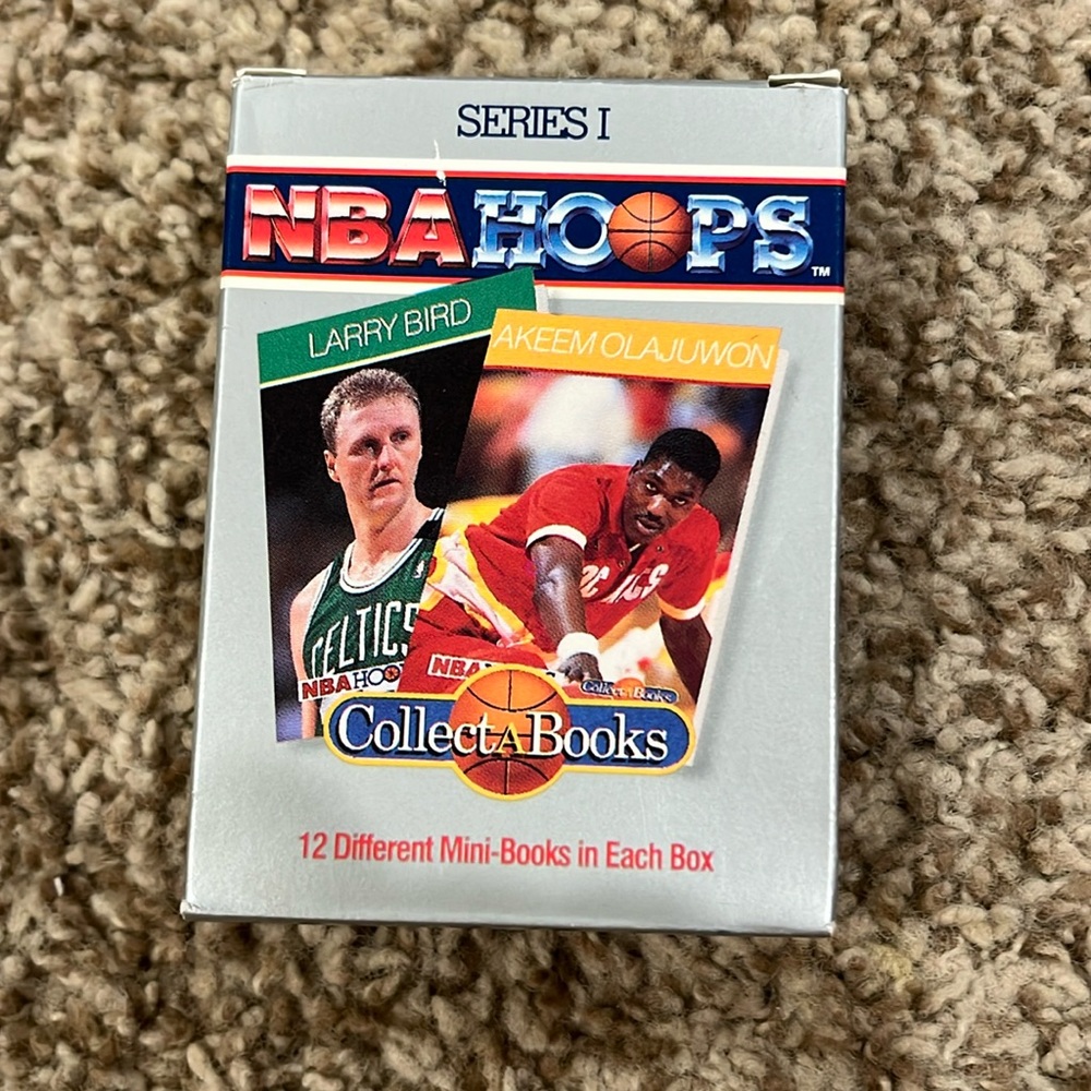 ⚠️Complete set⚠️ of NBA Hoops series 1 mini books!